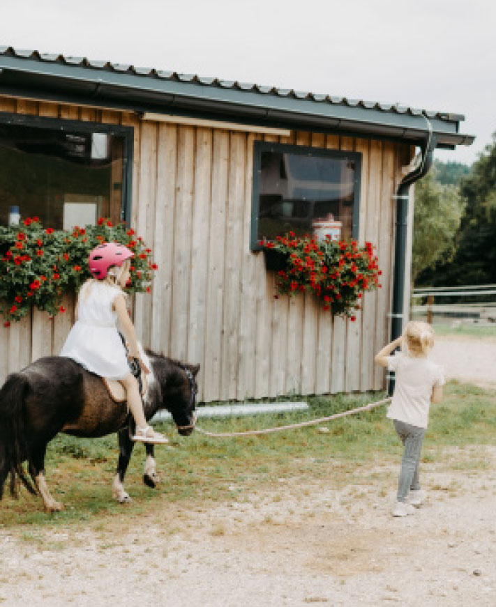 Ponyreiten am Pferdehof Greflgut im Salzkammergut nähe Attersee